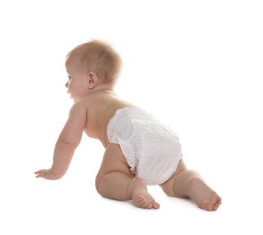 Beyaz arka planda, bebek bezli şirin bir bebek.