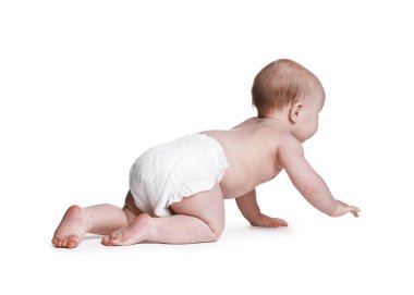 Beyaz arka planda bebek bezi takmış şirin bir bebek.