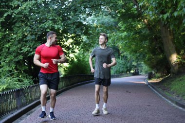 Profesyonel antrenörle dışarıda koşan genç bir adam. Metin için boşluk