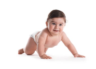 Beyaz arka plan üzerinde sürünerek şirin bebek