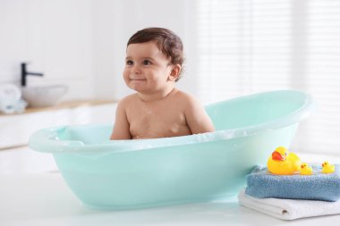 Evde küvette banyo yapan şirin bir bebek.