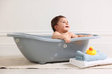 Evde küvette banyo yapan şirin bir bebek.