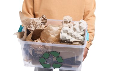 Geri dönüşüm. Beyaz arka planda farklı atık kağıtları olan plastik kutu tutan adam, yakın plan