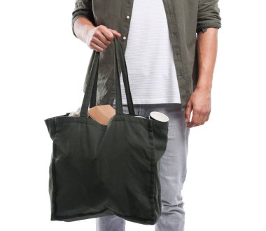 Geri dönüşüm. Beyaz arkaplanda farklı atık kağıtlarıyla dolu bir çanta taşıyan adam, yakın plan.