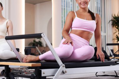 Stüdyodaki reformcular hakkında kadın ve pilates eğitmeni, yakın çekim.