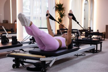 Pilates stüdyosunda yenilikçi bir kadın.