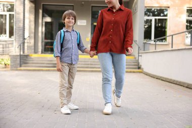 Anne oğlunu açık hava okuluna götürüyor, yakın çekim.