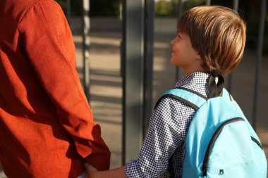 Anne oğlunu açık hava okuluna götürüyor, yakın çekim.