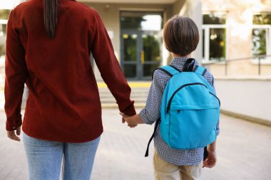 Anne oğlunu açık hava okuluna götürüyor.