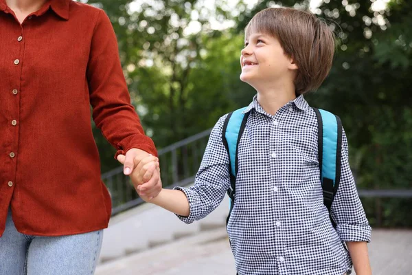 Anne oğlunu açık hava okuluna götürüyor, yakın çekim.