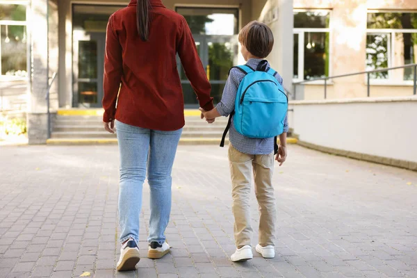 Anne oğlunu açık hava okuluna götürüyor.