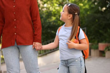 Anne kızını açık hava okuluna götürüyor, yakın çekim.