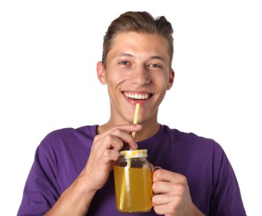 Beyaz arka planda samandan meyve suyu içen adam