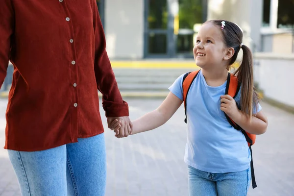 Anne kızını açık hava okuluna götürüyor, yakın çekim.