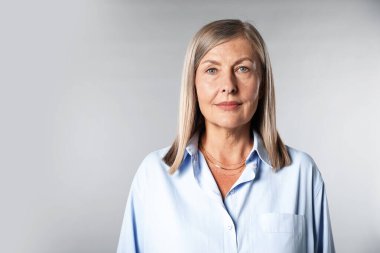 Aydınlık arka planda güzel bir son sınıf kadınının portresi. Metin için boşluk