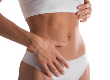 Beyaz arka planda düz göbekli kadın, yakın plan.