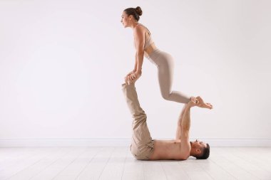 Stüdyoda birkaç profesyonel dansçı eğitimi. Metin için boşluk