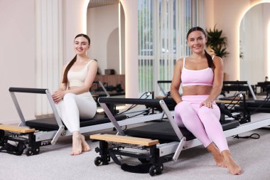 Stüdyodaki reformcular hakkında kadın ve pilates eğitmeni