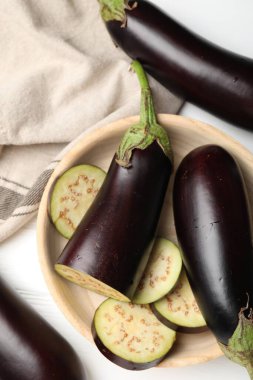 Tüm patlıcanlar beyaz masada, düz yerde.