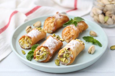 Peynirli, fındıklı ve nane şekerli nefis cannoli, yakın plan.