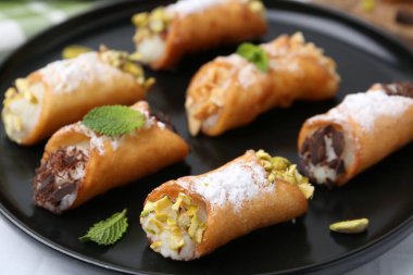 Peynirli, fındıklı, pudra şekerli, çikolatalı ve naneli nefis cannoli.
