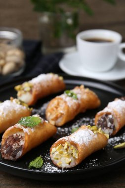 Peynirli, fındıklı, pudra şekerli, çikolatalı ve naneli nefis cannoli.