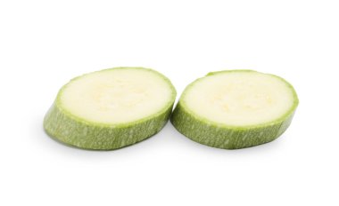 Beyaz üzerine izole edilmiş taze kabak dilimleri.