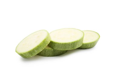 Beyaz üzerine izole edilmiş taze kabak dilimleri.