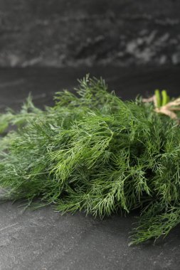 Siyah masada taze dereotu var, yakın plan.