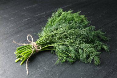 Siyah masada taze dereotu var, yakın plan.