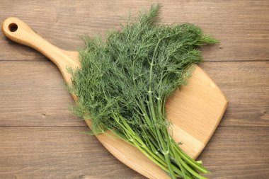 Tahta masada taze dereotları var.