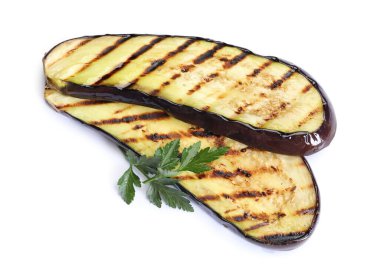 Beyaz renkte ızgara patlıcan ve maydanoz dilimleri.