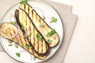 Izgara patlıcan, maydanoz, balkabağı tohumu ve soğan dilimleri. Metin için boşluk