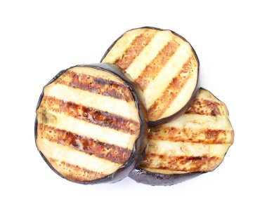 Izgara patlıcan dilimleri beyaza izole edilmiş, üst manzara