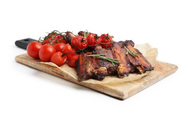 Biberiyeli biftek kaburgaları ve beyaz üzerine izole edilmiş domatesler.