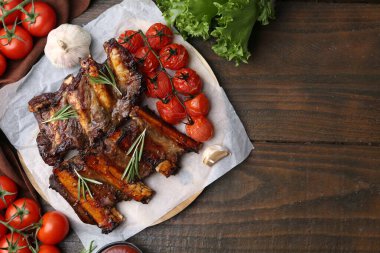 Ahşap masada baharatlı ve domatesli ızgara sığır kaburgası. Metin için boşluk