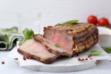 Enfes fırınlanmış et ve baharatlar ışık masasında, yakın plan.