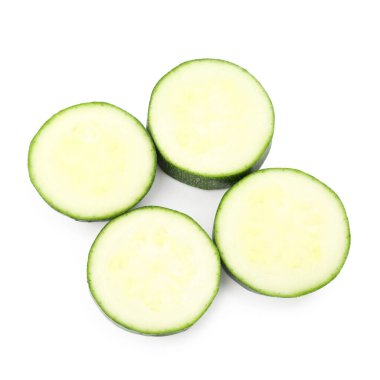 Taze kabak parçaları beyaza izole edilmiş.