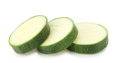 Taze kabak parçaları beyaza izole edilmiş.