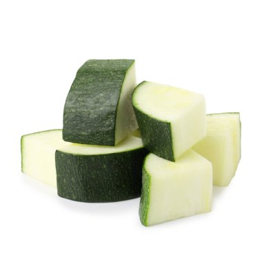 Taze kabak parçaları beyaza izole edilmiş.