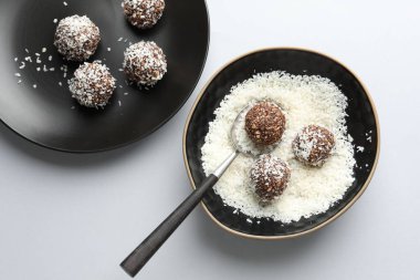 Beyaz masada fındıklı ve hindistan cevizli lezzetli çikolatalar yapmak.