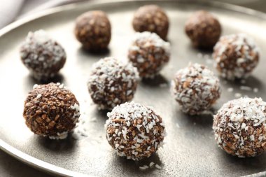 Fındıklı ve hindistan cevizli lezzetli çikolatalar, yakın plan.