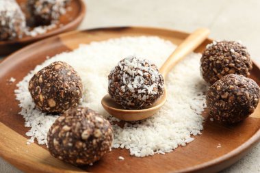 Fındıklı ve hindistan cevizli lezzetli çikolatalar hazırlıyorum.