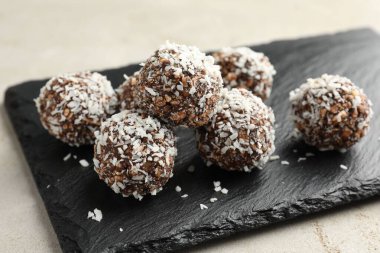 Fındıklı ve hindistan cevizli lezzetli çikolatalar, yakın plan.