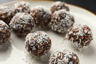 Fındıklı ve hindistan cevizli lezzetli çikolatalar, yakın plan.