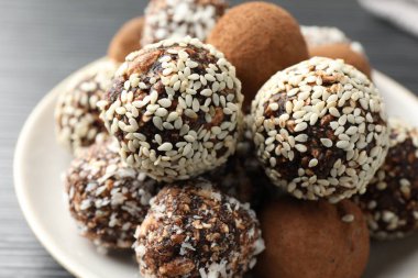 Masada kakao tozu, fındık ve susam tohumlu lezzetli çikolata şekerleri, yakın plan.