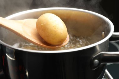 Genç patatesi ocağın kaynar suyundan çıkarıp yakın plan çekiyoruz.