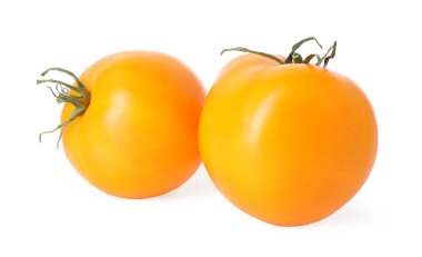 İki olgun sarı domates, beyaz üzerinde izole edilmiş.