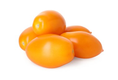 Birçok olgun sarı domates beyazda izole edilmiş.