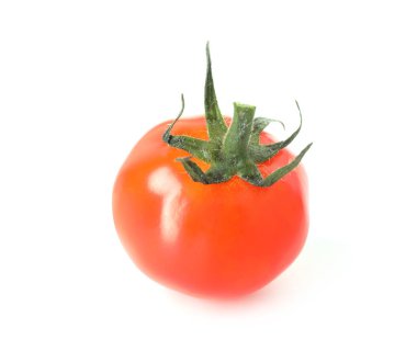 Bir olgun vişneli domates beyaza izole edilmiş.